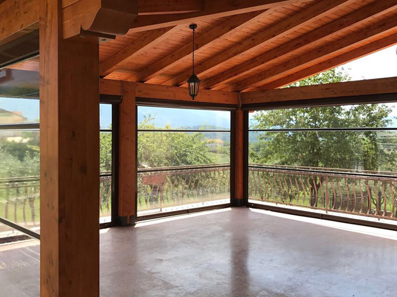 Chiusura veranda con tende verticali in Cristal